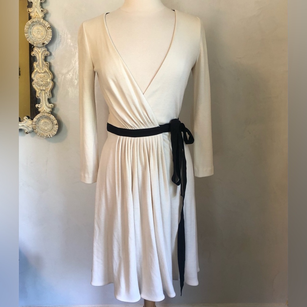 Diane Von Furstenberg Ivory Wool seduction wrap Dress w/Black Lace back size 4 - Picture 3 of 17
